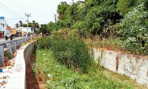 கழுத்தறுத்தான் பள்ளத்தில் சுற்றுச்சுவர் கட்டியதில் அதிகாரிகள் பாரபட்சம்