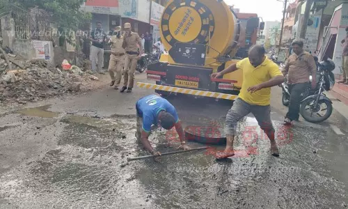 ஆள் இறங்கு குழியில் தவறி விழுந்த ஊழியர்