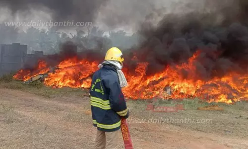 பழைய வாகன குடோனில் தீ விபத்து
