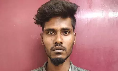 வழிகேட்பது போல் நடித்து செல்போனை பறித்துக்கொண்டு தப்பி ஓடிய வாலிபர்