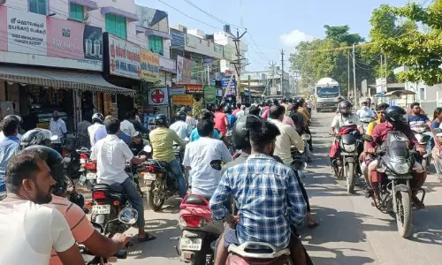 திருப்பூரில் போக்குவரத்து நெரிசல்