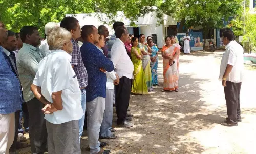 தியாகதுருகத்தில் தமிழ்நாடு ஊரக வளர்ச்சித்துறை அலுவலர்கள் ஆர்ப்பாட்டம் தியாகதுருகத்தில் தமிழ்நாடு ஊரக வளர்ச்சித்துறை அலுவலர்கள் ஆர்ப்பாட்டம்