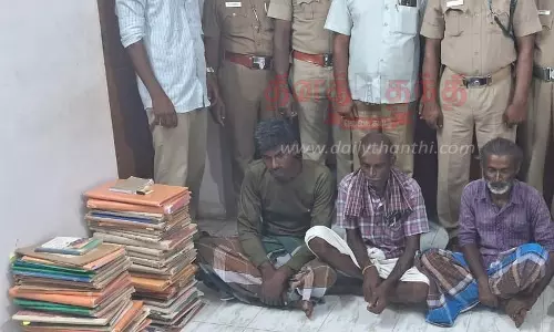 மூங்கில்மடுவு வனப்பகுதியில் காட்டுப்பன்றியை வேட்டையாடி சமைத்த 4 பேர் கைது