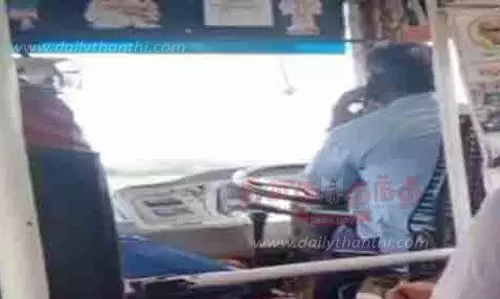 செல்போனில் பேசி கொண்டே அரசு பஸ்சை  ஓட்டிய டிரைவர்
