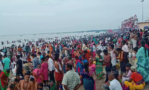 ராமேசுவரம் அக்னி தீர்த்த கடலில் புனித நீராடிய பக்தர்கள்