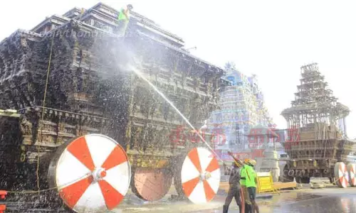 நெல்லையப்பர் கோவில் தேர்களை சுத்தம் செய்யும் பணி நெல்லையப்பர் கோவில் தேர்களை சுத்தம் செய்யும் பணி