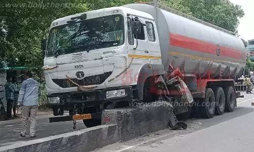 தடுப்புச்சுவரில் டேங்கர் லாரி மோதி விபத்து...! தடுப்புச்சுவரில் டேங்கர் லாரி மோதி விபத்து...!