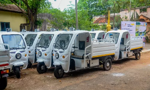 ஹைட்ராலிக் வசதியுடன் பேட்டரியில் இயங்கக்கூடிய 3 சக்கர வாகனம்