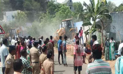 அம்மாபேட்டை அருகே ஆக்கிரமிப்பு வீடுகள் இடித்து அகற்றம்; அதிகாரிகளை பொதுமக்கள் முற்றுகையிட்டதால் பரபரப்பு