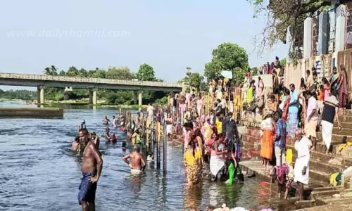 ஆனி மாத அமாவாசையையொட்டி கோவில்களில் சிறப்பு வழிபாடு; பவானி கூடுதுறையில் பக்தர்கள் புனித நீராடினர் ஆனி மாத அமாவாசையையொட்டி கோவில்களில் சிறப்பு வழிபாடு; பவானி கூடுதுறையில் பக்தர்கள் புனித நீராடினர்