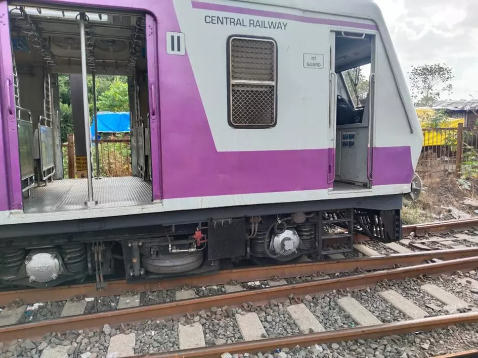 மும்பை அருகே மின்சார ரெயில் தடம் புரண்டு விபத்து - ரெயில் சேவை பாதிக்கப்பட்டதால் பயணிகள் அவதி. மும்பை அருகே மின்சார ரெயில் தடம் புரண்டு விபத்து - ரெயில் சேவை பாதிக்கப்பட்டதால் பயணிகள் அவதி.