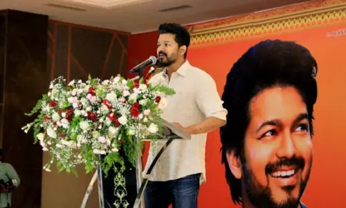 காசு வாங்கிக்கொண்டு ஓட்டு போட வேண்டாம் - நடிகர் விஜய் அறிவுரை