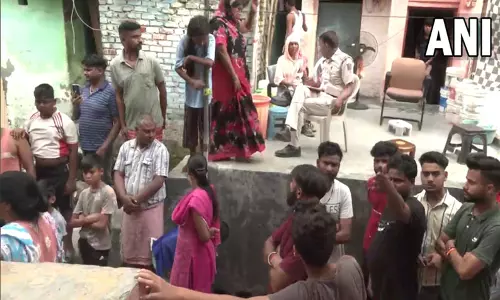 டெல்லி; பணத்தகராறில் சகோதரரை தாக்க வந்த இடத்தில் 2 சகோதரிகள் சுட்டு கொலை