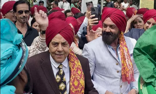 நடிகர் தர்மேந்திரா தனது பேரன் திருமண ஊர்வலத்தில் உற்சாக நடனம்