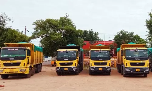 கேரளாவுக்கு கனிமளங்களை கடத்தி சென்றதாக 5 லாரிகளை வருவாய்த்துறை அதிகாரிகள் பறிமுதல் செய்தனர்.