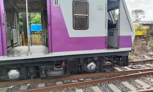 மும்பை அருகே மின்சார ரெயில் தடம் புரண்டு விபத்து - ரெயில் சேவை பாதிக்கப்பட்டதால் பயணிகள் அவதி. மும்பை அருகே மின்சார ரெயில் தடம் புரண்டு விபத்து - ரெயில் சேவை பாதிக்கப்பட்டதால் பயணிகள் அவதி.