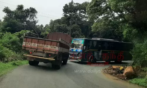 போக்குவரத்துக்கு இடையூறாக கிடக்கும் கற்கள்