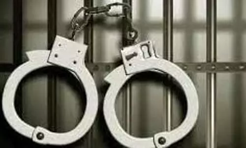 காங்கயம் அருகே கோவில் உண்டியலை உடைத்து திருடிய வாலிபரை பொதுமக்கள் பிடித்து போலீசில் ஒப்படைத்தனர். போலீசார்்அந்த வாலிபரை கைது செய்தனர்.