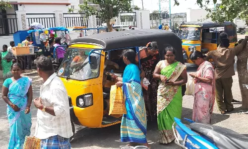 அமைச்சர் தொடங்கி வைத்த ஒரே வாரத்தில் நிறுத்தம்; கள்ளக்குறிச்சி அரசு மருத்துவமனைக்கு பஸ் வசதி இல்லாமல் அல்லல்படும் நோயாளிகள் அமைச்சர் தொடங்கி வைத்த ஒரே வாரத்தில் நிறுத்தம்; கள்ளக்குறிச்சி அரசு மருத்துவமனைக்கு பஸ் வசதி இல்லாமல் அல்லல்படும் நோயாளிகள்