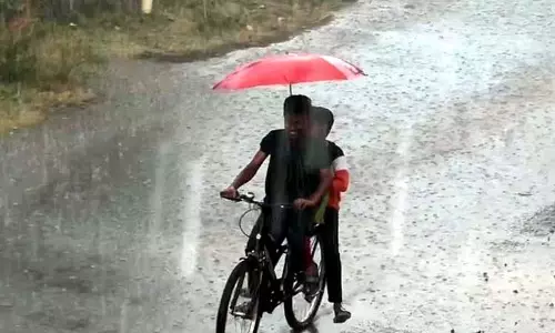 கள்ளக்குறிச்சியில் குளிர்ந்த காற்றுடன் சாரல் மழை; வெப்பம் தணிந்ததால் பொதுமக்கள் மகிழ்ச்சி கள்ளக்குறிச்சியில் குளிர்ந்த காற்றுடன் சாரல் மழை; வெப்பம் தணிந்ததால் பொதுமக்கள் மகிழ்ச்சி