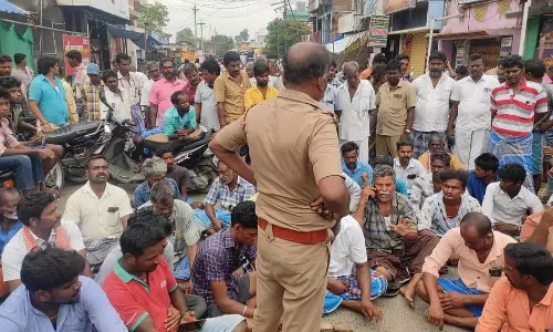 ரிஷிவந்தியத்தில் தொடர் மின்வெட்டை கண்டித்து பொதுமக்கள் சாலை மறியல் ரிஷிவந்தியத்தில் தொடர் மின்வெட்டை கண்டித்து பொதுமக்கள் சாலை மறியல்