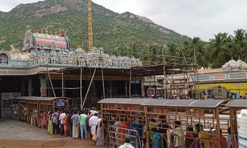 அருணாசலேஸ்வரர் கோவிலில் பக்தர்கள் நீண்ட வரிசையில் நின்று சாமி தரிசனம்