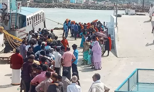 கன்னியாகுமரியில் சுற்றுலா பயணிகள் குவிந்தனர் படகில் பயணம் செய்ய ஆர்வம்