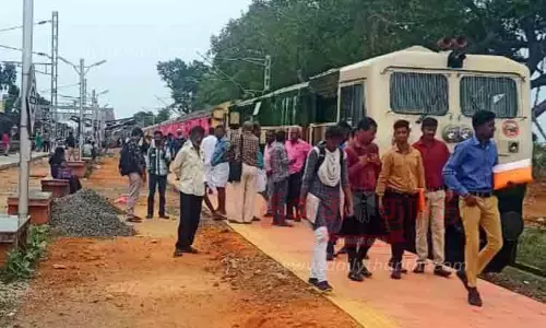 என்ஜின் பழுதால் நடுவழியில் ரெயில் நின்றது