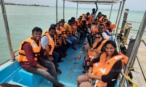 குருசடை தீவை படகில் சென்று ரசிக்கும் சுற்றுலா பயணிகள்