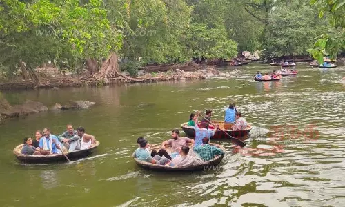 பரிசலில் சென்று மகிழ்ந்த சுற்றுலா பயணிகள்