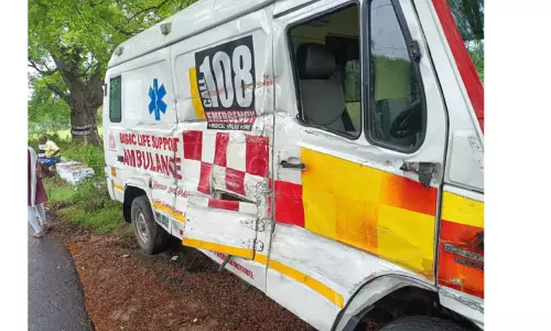 ஆம்புலன்ஸ் மீது லாரி மோதி விபத்து