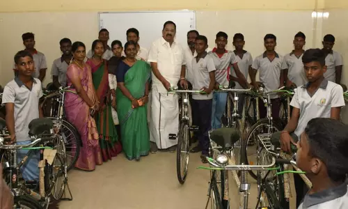 அரசினர் குழந்தைகள் இல்ல மாணவர்களுக்கு இலவச சைக்கிள்