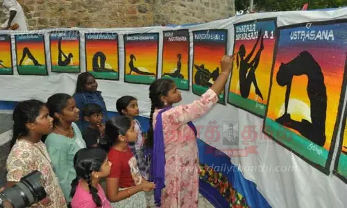 பத்தமடை பாயில் 100 யோகாசன ஓவியங்கள் வரைந்த மாணவி