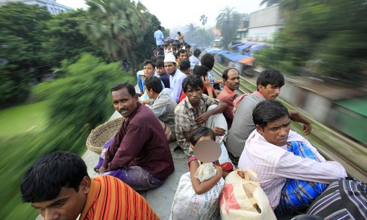 மராட்டியத்தில் 10 ஆண்டுகளாக தங்கி இருந்த வங்காளதேசத்தினர் 2 பேர் கைது - போலி ஆதார் அட்டை பறிமுதல்