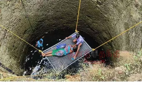 போராட்டத்தில் ஈடுபட்ட 2 பெண்கள் விவசாய கிணற்றில் குதித்ததால் பரபரப்பு