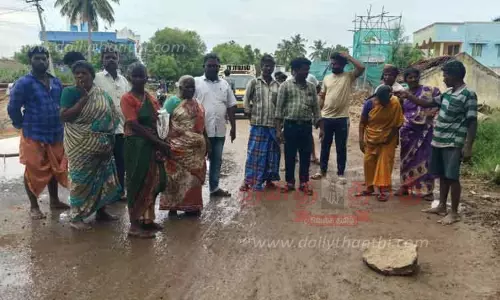 உடல்நலம் பாதிக்கப்பட்டவர்களை 10 கி.மீ. தூரம் டோலி கட்டி தூக்கி செல்லும் அவலம்-கலெக்டரிடம் மனு