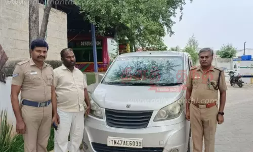 பள்ளிபாளையத்தில் வாடகைக்கு ஓட்டிய சொந்த கார் பறிமுதல்