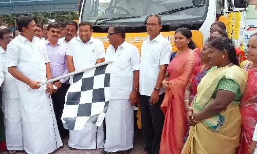 சாலையை சுத்தம் செய்யும் சுகாதார வாகனம்