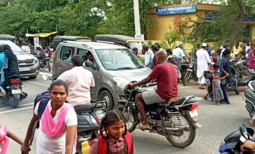 தாறுமாறாக நிறுத்தப்படும் வாகனங்களால் போக்குவரத்து பாதிப்பு