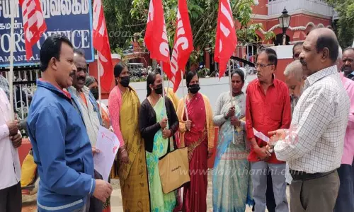 ஏ.ஐ.டி.யு.சி. தொழிற்சங்கத்தினர் ஆர்ப்பாட்டம்