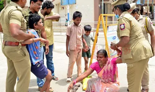 மாற்றுத்திறனாளி குழந்தையுடன் தர்ணாவில் ஈடுபட்ட வாலிபர்