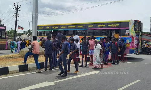 நடுரோட்டில் பயணிகளை இறக்கி விடும் பஸ்கள்