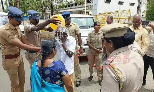 தென்காசி கலெக்டர் அலுவலகத்தில் தீக்குளிக்க முயன்ற தொழிலாளி, மனைவியுடன் கைது