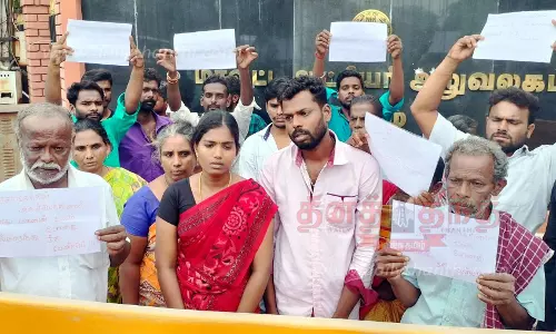 விபத்தில் இறந்த மாணவனுக்கு இழப்பீடு கேட்டு உறவினர்கள் திரண்டனர்