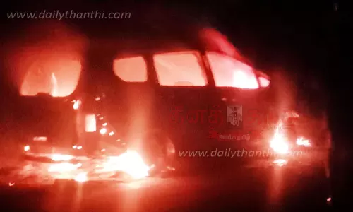 ஓடும் காரில் திடீர் தீ -  5 பேர் உயிர் தப்பினர்