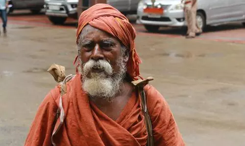 யாசகம் பெற்ற ரூ.10 ஆயிரத்தை முதல்-அமைச்சரின் பொது நிவாரண நிதிக்கு வழங்கிய முதியவர்