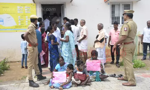 கலெக்டர் அலுவலகத்தில் மாற்றுத்திறனாளி குழந்தையுடன், பெண் தர்ணா கலெக்டர் அலுவலகத்தில் மாற்றுத்திறனாளி குழந்தையுடன், பெண் தர்ணா