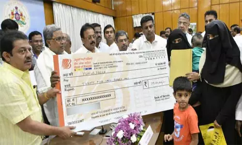 மத விவகாரத்தில் கொலையான 6 பேரின் குடும்பங்களுக்கு தலா ரூ.25 லட்சம் நிவாரணம்; முதல்-மந்திரி சித்தராமையா வழங்கினார் மத விவகாரத்தில் கொலையான 6 பேரின் குடும்பங்களுக்கு தலா ரூ.25 லட்சம் நிவாரணம்; முதல்-மந்திரி சித்தராமையா வழங்கினார்