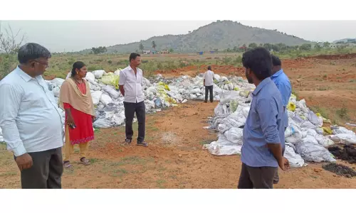 இரவு நேரங்களில் கொட்டப்படும் தொழிற்சாலை கழிவுகள் இரவு நேரங்களில் கொட்டப்படும் தொழிற்சாலை கழிவுகள்