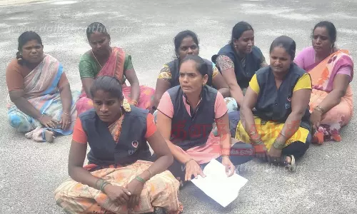 தர்மபுரி கலெக்டர் அலுவலகத்தில் தூய்மை பணியாளர்கள் தர்ணா போராட்டம்